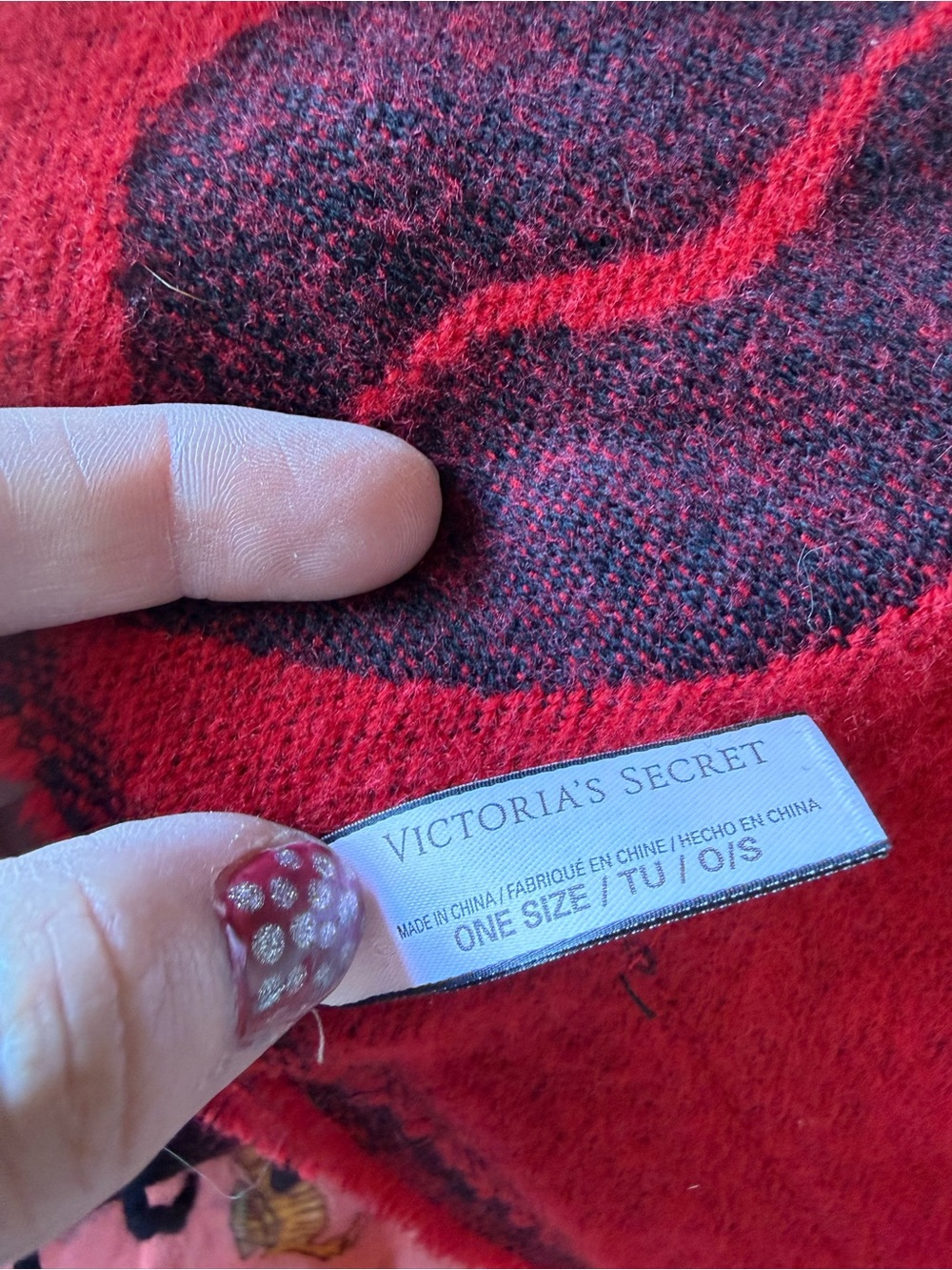 Victoria's Secret Red and Black Lip-Print Wrap Scarf - Picture 3 of 6